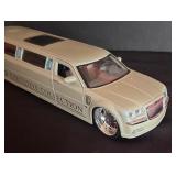 Maisto 1:24 Scale Die Cast Chrysler 300C Limousine Part of the Trump Executive Collection Car