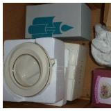 Box of vintage décor including new Lenox photo frames Box of vintage décor including new Lenox photo frames