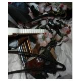 Box full of misc décor items Box full of misc décor items
