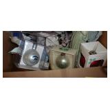 Box full of misc décor items Box full of misc décor items