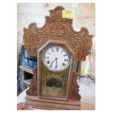 Vintage Ingraham gingerbread mantel clock in very good condition Vintage Ingraham gingerbread mantel clock in very good condition