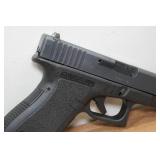 Glock 19 Gen 2 9mm Semi-Auto Pistol - 2 Magazines Glock 19 Gen 2 9mm Semi-Auto Pistol - 2 Magazines