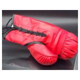 Autographed Everlast Boxing Glove by Boxing Legend "Thomas Hearns" with COA