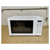 Magic Chef 17.3 in W, 0.7 cu. ft. Countertop Microwave, in White with 700-Watt Cooking Power