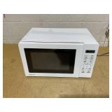 Magic Chef 17.3 in W, 0.7 cu. ft. Countertop Microwave, in White with 700-Watt Cooking Power