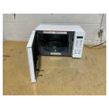 Magic Chef 17.3 in W, 0.7 cu. ft. Countertop Microwave, in White with 700-Watt Cooking Power