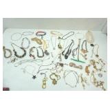 Jewelry Lot: 45 Necklaces Jewelry Lot: 45 Necklaces
