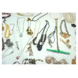 Jewelry Lot: 45 Necklaces Jewelry Lot: 45 Necklaces