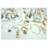 Jewelry Lot: 45 Necklaces Jewelry Lot: 45 Necklaces