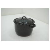 Small Enamelware Pot/Kettle With Lid Small Enamelware Pot/Kettle With Lid
