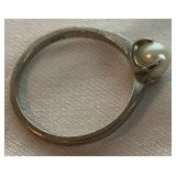 10 KT Gold Ring with Pearl - Size 6.5