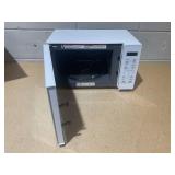 Magic Chef 0.7 cu. ft. 700-Watt Countertop Microwave in White