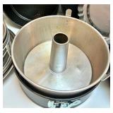 Assorted Baking Pans, Pie Plates, Bundt and Cake Pans Collection Assorted Baking Pans, Pie Plates, Bundt and Cake Pans Collection