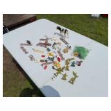 LARGE LOT OF ARMY MEN AND PLASTIC FARM ANIMALS (MORE THEN FIRST PICTURE) LARGE LOT OF ARMY MEN AND PLASTIC FARM ANIMALS (MORE THEN FIRST PICTURE)