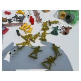 LARGE LOT OF ARMY MEN AND PLASTIC FARM ANIMALS (MORE THEN FIRST PICTURE) LARGE LOT OF ARMY MEN AND PLASTIC FARM ANIMALS (MORE THEN FIRST PICTURE)