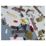 LARGE LOT OF ARMY MEN AND PLASTIC FARM ANIMALS (MORE THEN FIRST PICTURE) LARGE LOT OF ARMY MEN AND PLASTIC FARM ANIMALS (MORE THEN FIRST PICTURE)