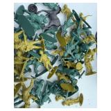 LARGE LOT OF ARMY MEN AND PLASTIC FARM ANIMALS (MORE THEN FIRST PICTURE) LARGE LOT OF ARMY MEN AND PLASTIC FARM ANIMALS (MORE THEN FIRST PICTURE)