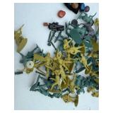 LARGE LOT OF ARMY MEN AND PLASTIC FARM ANIMALS (MORE THEN FIRST PICTURE) LARGE LOT OF ARMY MEN AND PLASTIC FARM ANIMALS (MORE THEN FIRST PICTURE)