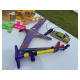 OODLES OF VINTAGE PLASTIC TOYS VERY LARGE LOT (MORE THEN FIRST PICTURE) OODLES OF VINTAGE PLASTIC TOYS VERY LARGE LOT (MORE THEN FIRST PICTURE)