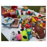 OODLES OF VINTAGE PLASTIC TOYS VERY LARGE LOT (MORE THEN FIRST PICTURE) OODLES OF VINTAGE PLASTIC TOYS VERY LARGE LOT (MORE THEN FIRST PICTURE)