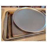 Lot of Large Oven/Baking Pans and more! Lot of Large Oven/Baking Pans and more!