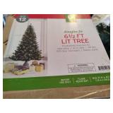 Pre-Lit Christmas Tree & Wreaths Pre-Lit Christmas Tree & Wreaths