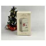 2007 Hallmark Keepsake Holiday Fridge Christmas Ornament