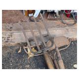 Lot of (4) Cultivating Tools - Hoes, Rake, Fork