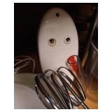 Mixing Lot: Hand Mixers, Bowls & Measuring Cups