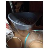 Mixing Lot: Hand Mixers, Bowls & Measuring Cups