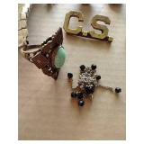 Small Treasure Hunt of Vintage Pins & Buttons Small Treasure Hunt of Vintage Pins & Buttons