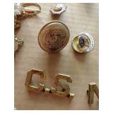 Small Treasure Hunt of Vintage Pins & Buttons Small Treasure Hunt of Vintage Pins & Buttons