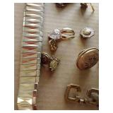 Small Treasure Hunt of Vintage Pins & Buttons Small Treasure Hunt of Vintage Pins & Buttons
