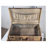 Lot of 2 Vintage Suitcases Lot of 2 Vintage Suitcases