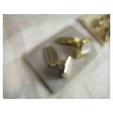 Vintage Cufflinks Set with Mother of Pearl and Gold Tone Finish Vintage Cufflinks Set with Mother of Pearl and Gold Tone Finish