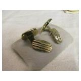 Vintage Cufflinks Set with Mother of Pearl and Gold Tone Finish Vintage Cufflinks Set with Mother of Pearl and Gold Tone Finish
