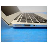 Apple MacBook Air 7,1 A1465 // INTEL CORE I5-5250U 0.5 Ghz // 4GB DDR3 RAM // 251GB HD // 11.6" screen with 1366 x 768 Resolution // Includes IOS and power adapter
