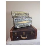 Pearl Gray Titano Accordion model 5814 60-70s