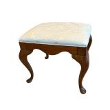 Upholstered Queen Anne Style Vanity Bench in Very Good Condition Upholstered Queen Anne Style Vanity Bench in Very Good Condition