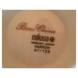 Mikasa Narumi Japan Bone China Harrow 2 Place Settings with Gold Trim Mikasa Narumi Japan Bone China Harrow 2 Place Settings with Gold Trim
