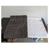 (2) BATHROOM RUGS (CHARCOAL + WHITE) (2) BATHROOM RUGS (CHARCOAL + WHITE)