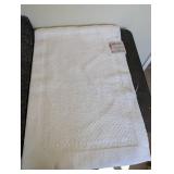 (2) BATHROOM RUGS (CHARCOAL + WHITE) (2) BATHROOM RUGS (CHARCOAL + WHITE)