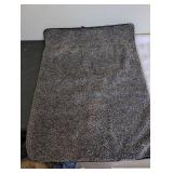 (2) BATHROOM RUGS (CHARCOAL + WHITE) (2) BATHROOM RUGS (CHARCOAL + WHITE)