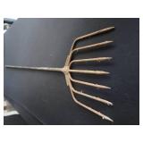 7 TINE VINTAGE METAL SPEAR