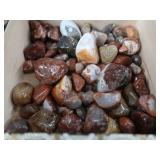 POLISHED AGATES PLUS VINTAGE CIGAR BOX.