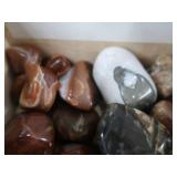 POLISHED AGATES PLUS VINTAGE CIGAR BOX.