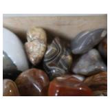 POLISHED AGATES PLUS VINTAGE CIGAR BOX.