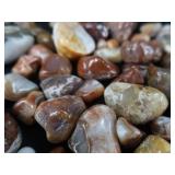 POLISHED AGATES PLUS VINTAGE CIGAR BOX.