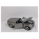 Maisto 1:18 Scale 2000 Chevrolet SSR Diecast Model Car Maisto 1:18 Scale 2000 Chevrolet SSR Diecast Model Car