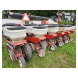 White 6100 6-Row Planter with Fertilizer and Seed Boxes